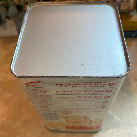 Vintage 1960's Nabisco Saltine Tin English & Spanish - Picture 6 of 10